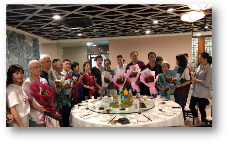 校友活动 正文 欢迎晚宴现场一片欢腾,大家斟满祝福酒,举起幸福杯,一