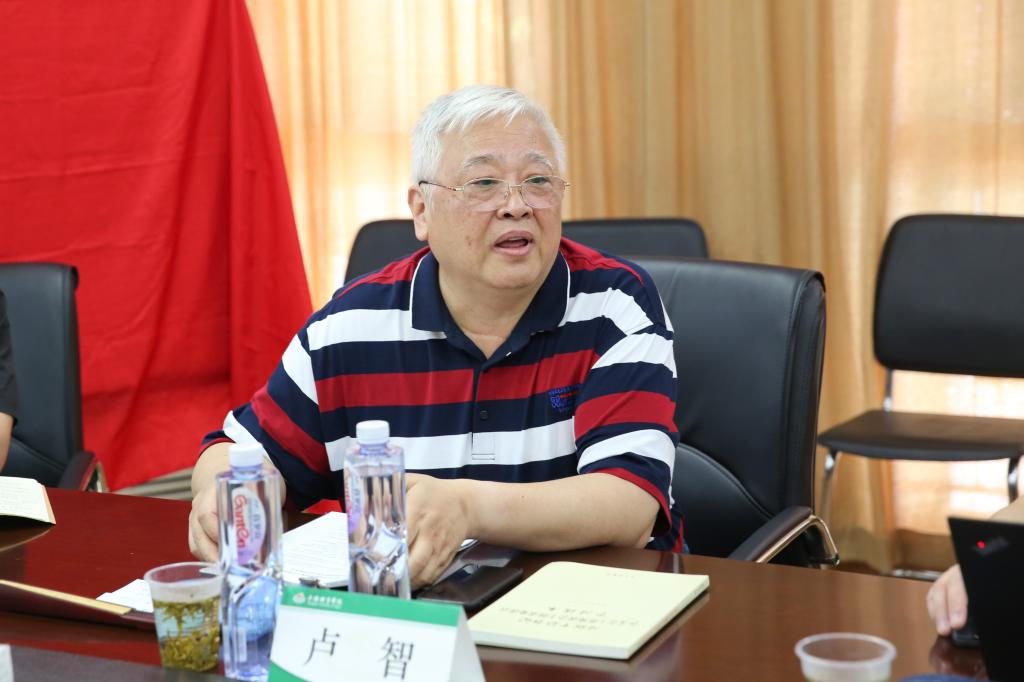 专题组织生活会邀请了上海播音主持界的资深前辈卢智(播音名卢杉)老师